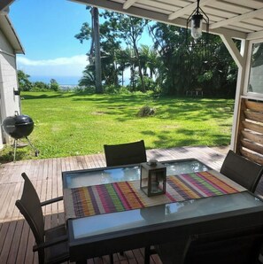 Terrasse et table à manger extérieure