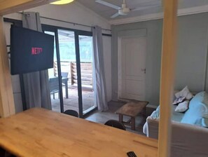table à manger interieur , canapé lit et smart TV avec netflix