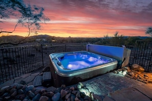 Hot tub | Sunset Views