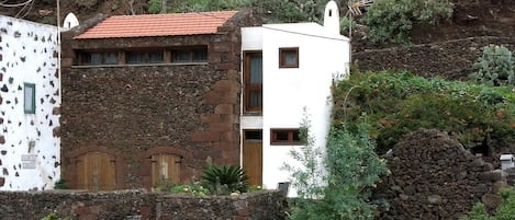 Fachada sur desde el barranco. La entrada está por detrás