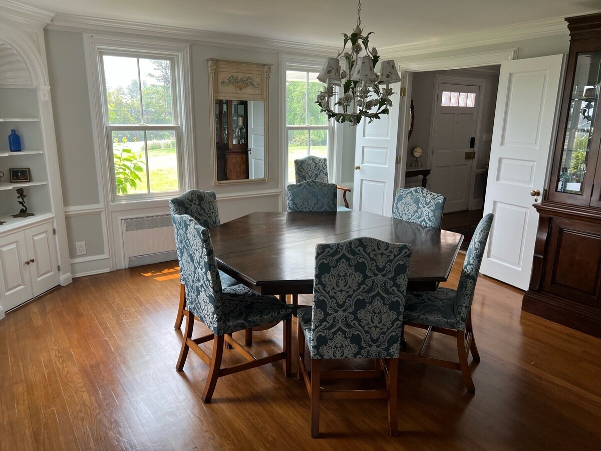 Huge Family House with Pool and Waterviews – Walkable to Beach