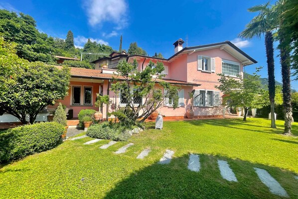 Prise de vue du bâtiment avec le jardin privé de la villa