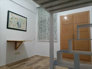 3eme chambre
lit superposé, armoire, table-bureau, coin salon