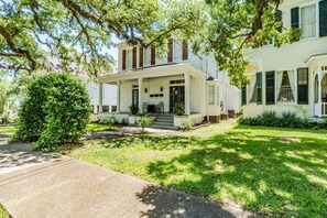 Another view of the front and the gorgeous live oak!