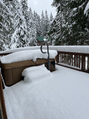 2nd floor deck with Hot tub