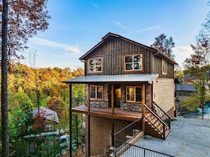 🌄 Brand New Modern Cabin - 5 Bedrooms/7 Baths (Sleeps 14) - Indoor Private Pool - Hot Tub - Home Theatre - Game Room. The only cabin in this resort that has a private driveway. It provides our guests with privacy. The parking lot can fit 6-8 cars.