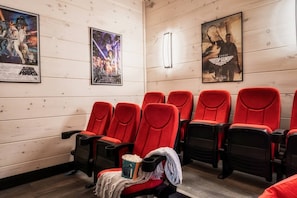 🎥 Home theater - 75" Smart TV with Free Netflix and Apple TV streaming included perfect for a movie night with your group. The cabin is also equipped with 7 other smart TVs, and 1,000 Mbps internet speed which can handle up to 40 devices.