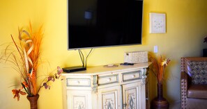 Living room equipped with Smart-TV, with ocean and poolside view.