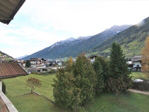 Himmel, Berg, Schnee, Wolke, Azurblau, Steigung, Natürliche Landschaft, Hochland, Sonnenlicht, Baum