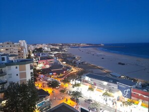 Vista nocturna da varanda