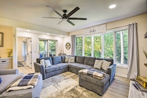 Living Room | Sleeper Sofa | Central A/C | Smart TV