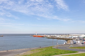 Ausblick auf den Fährhafen und die Elbe