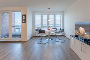 Wohnbereich mit TV und Meerblick.