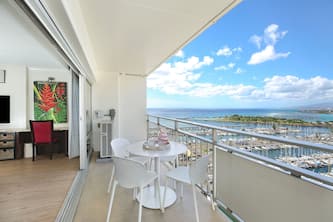 Gorgeous Ocean & Marina Views at The Ilikai! Close to Beach! Free Parking!