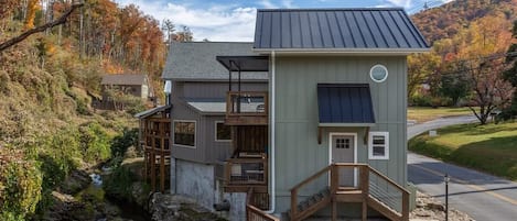 Incredible Waterfront Cabin Located On The Roaring Fork Stream Less Than 1 Mile To Downtown Gatlinburg, TN!