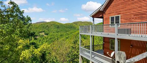 Songbird Sanctuary offers privacy & stunning mountain views year-round!