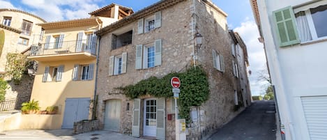 Nid de Mougins : vue de la maison authentique sur 2 niveau au coeur du village