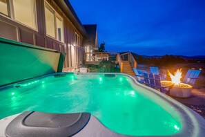 “Great view of the mountains… Hot tub and fire pit were highlights. Host was very responsive.” – Ben