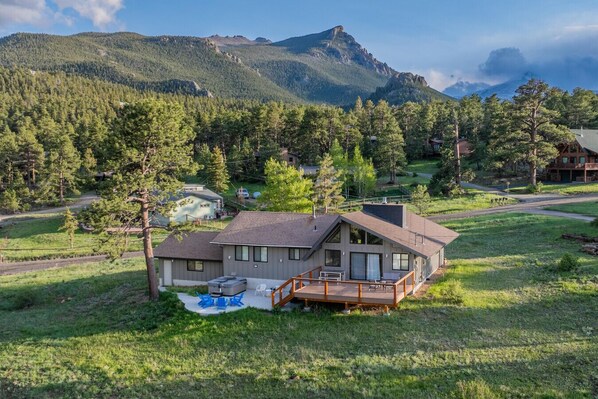 “Great stay in a very peaceful neighborhood… Easy drive to Estes Park and Rocky Mountain National Park.” – Srinivasa