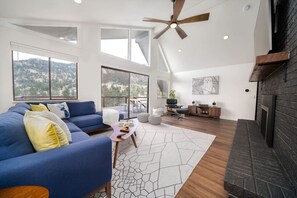 “Very clean, nice house with stunning views! Close enough to town but peaceful.” – Jordan