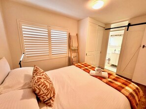 Ensuite bathroom off bedroom