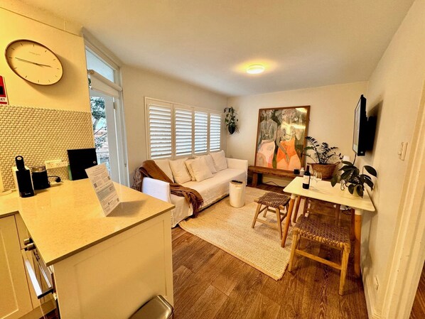 Open plan beachside living with separate bedroom in Manly
