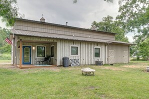 Cabin Exterior | Keyless Entry | 25 Acres of Land | 5 Mi to Local Museums