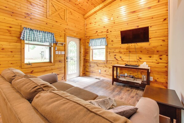 Pontiac Vacation Rental | 1BR | 1BA | Step-Free Access | 600 Sq Ft