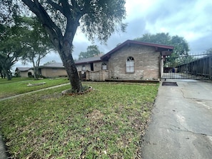 Front of house with view of driveway 