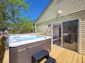 Outdoor spa tub