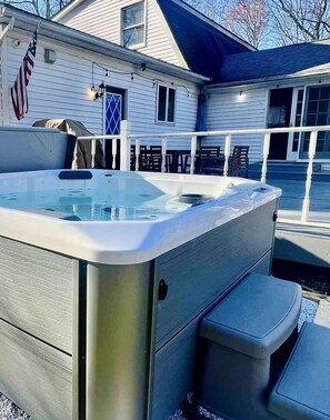 HOT TUB IS OPEN AND RUNNING! 6-7 people