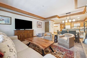 lodgetower194-8612_53856128597_o