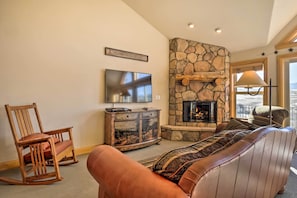 Living Room | Fireplace | Smart TV | Free WiFi