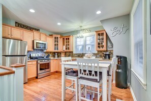 Dining Area | Dining Table | Dishware/Flatware