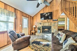 Living Room | 1st Floor | Cable TV | Sleeper Sofa | Fireplace