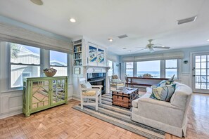 2nd Floor Living Room | Walk to the Beach | Keyless Entry