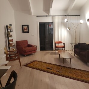 Summer in Santa Barbara newly remodeled 1 bedroom hilltop condo w/pool & spa