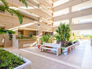 Pflanze, Eigentum, Interior Design, Urban Design, Gartenmöbel, Grundeigentum, Gebäude, Zimmerpflanze, Fassade, Bank