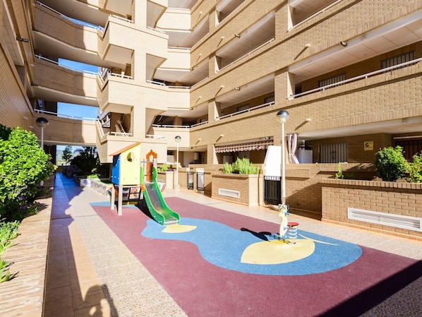 Pflanze, Eigentum, Die Architektur, Urban Design, Gebäude, Nachbarschaft, Wohngebiet, Linie, Flooring, Freizeit