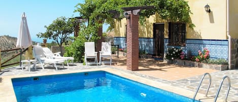 Agua, Planta, Cielo, Edificio, Propiedad, Piscina, Azur, Azul, Silla, Mueble Para Exteriores