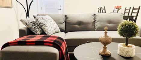 Relax and Unwind in South Surrey: A Cozy and Homey Living Area