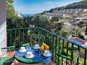 Ciel, Vaisselle, Table, Propriété, Meubles, Nuage, Bâtiment, Bleu Azur, La Nature, Chaise