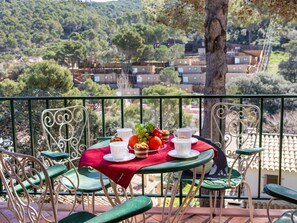 Table, Meubles, Bâtiment, Plante, Chaise, Pot De Fleur, Vaisselle, Arbre, Design Intérieur, Mobilier De Jardin