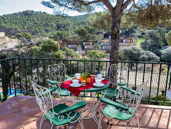Plante, Table, Meubles, Propriété, Ciel, Bâtiment, Chaise, Pot De Fleur, Arbre, Mobilier De Jardin