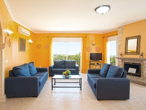 Möbel, Couch, Pflanze, Fenster, Komfort, Schatten, Gebäude, Interior Design, Wohnzimmer, Orange