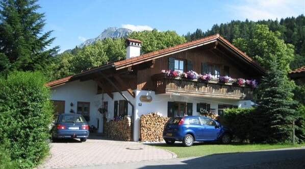 Eingangsbereich, Parkplätze, Nord-Westseite des Hauses. Balkon vom Apartment