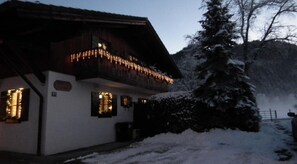 Weihnachtsbeleuchtung am Apartmentbalkon