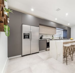 This luxurious kitchen is an absolute haven for cuisine connoisseurs 