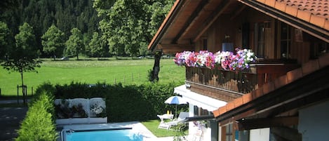 Balkon vom Studio mit Pool im Garten