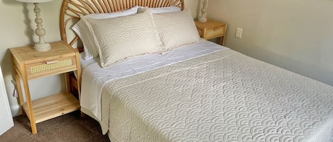 Queen bed - 1st Floor Bedroom
